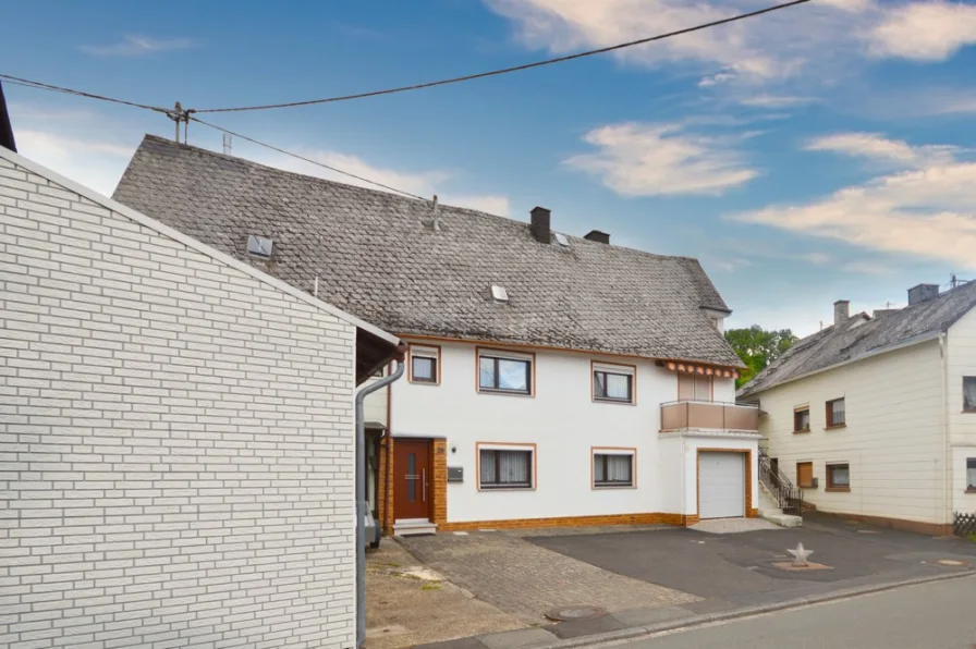 Hausansicht  - Haus kaufen in Winden - Platz für die ganze Familie! Charmantes Wohnhaus mit Garage in Winden im Rhein-Lahn-Kreis