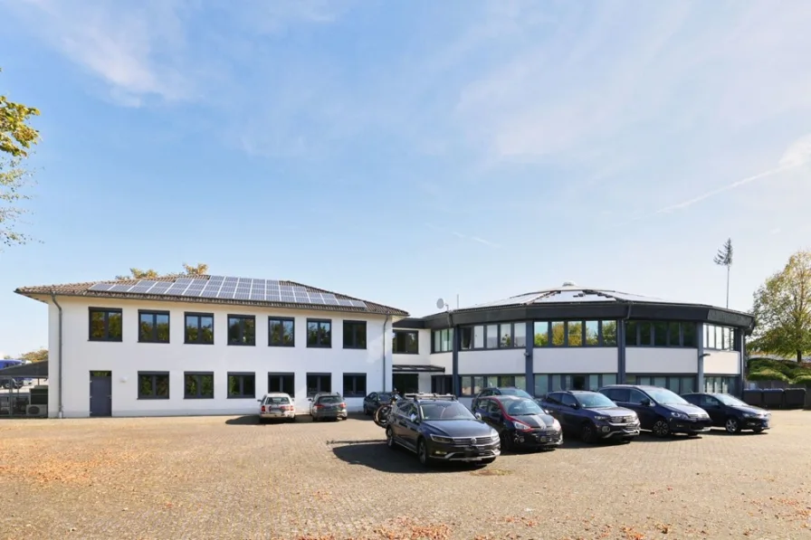 Gebäudeansicht und Parkplätze - Büro/Praxis kaufen in Gutenacker - Modernes Bürogebäude mit Stellplätzen in Gutenacker