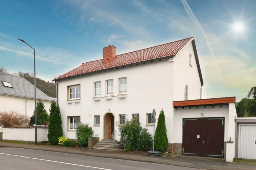 Hausansicht  - Haus kaufen in Lahnstein - Attraktives Stadthaus mit Wintergarten, Balkon, Garten und Garage in guter Lage von Oberlahnstein