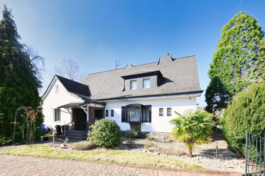 Hausansicht  - Haus kaufen in Koblenz - Charmante Villa mit Terrasse, Garten und Doppelgarage in Rheinblicklage von Koblenz - Horchheim