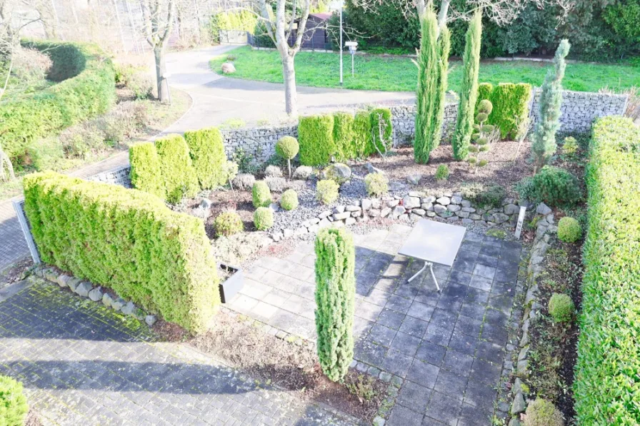 Garten-Terrasse vor dem Haus 