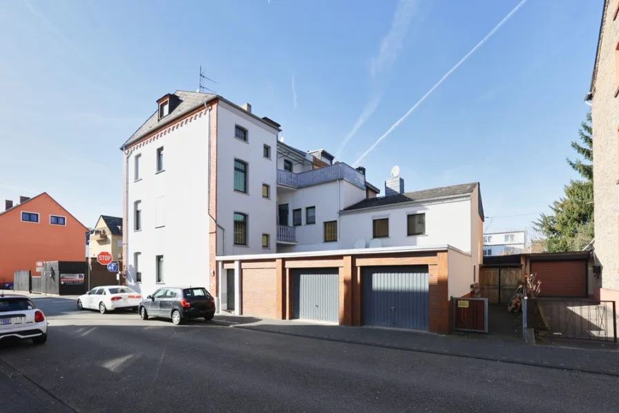 Hausansicht  - Haus kaufen in Lahnstein - RESERVIERT - Solides 4 -Familienwohnhaus mit Appartement und zwei Garagen in Oberlahnstein