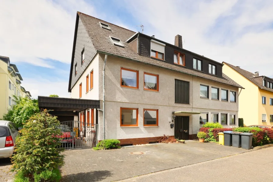 Hausansicht - Wohnung kaufen in Lahnstein - Frisch renovierte 2-ZKB-Wohnung mit Stellplatz und großer Nutzfläche im Untergeschoss  in Lahnstein