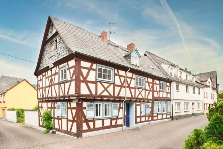 Hausansicht  - Haus kaufen in Osterspai - Liebhaberobjekt! Romantisches Fachwerkhaus mit Innenhof und 2 Garagen in Osterspai am Rhein