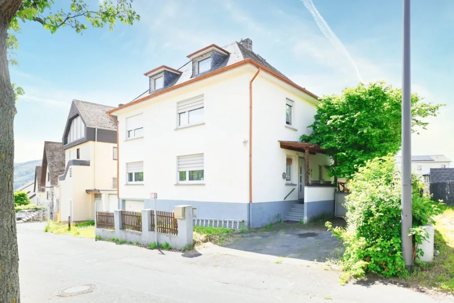 Hausansicht  - Haus kaufen in Lahnstein - Charmanter Altbau mit viel Potenzial & großem Grundstück in verkehrsgünstger Lage in Niederlahnstein