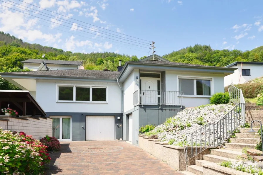 Hausansicht  - Haus kaufen in Fachbach - Modernisiertes Einfamilienhaus mit Einliegerwohnung und großzügigem Grundstück in Fachbach - Lahn