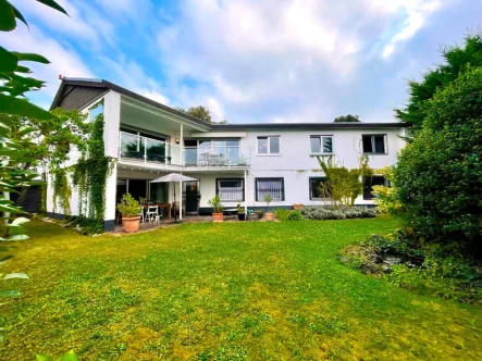 Hausansicht hinten - Haus mieten in Vallendar - Großzügiges EFH mit Balkon,Terrasse,Garage u. Garten in Vallendar in exklusiver Lage  mit Rheinblick