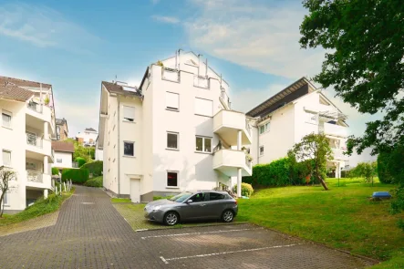 Hausansicht - Stellplätze - Wohnung mieten in Urbar - Moderne 1-ZKB- Souterrain-Wohnung mit EBK, Terrasse und Stellplatz in Urbar