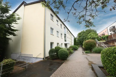 Hausansicht - Wohnung kaufen in Koblenz - Geräumige 4 ZKB-Wohnung mit  Balkon und Stellplatz in Koblenz-Horchheim