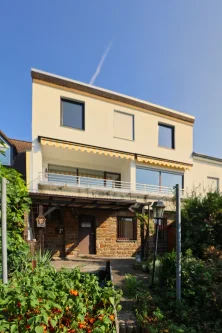 Hausansicht  - Haus kaufen in Koblenz / Pfaffendorf - Gepflegtes Einfamilienhaus in Halbhöhenlage von Ko-Pfaffendorf mit herrlichem Blick in das Rheintal