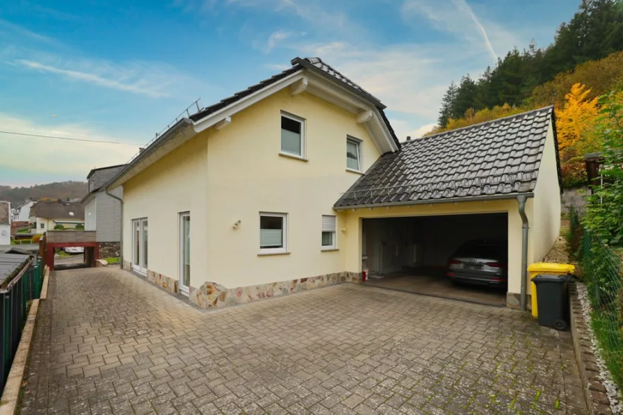 Hausansicht  - Haus kaufen in Arzbach - Großzügiges, gepflegtes Einfamilienhaus mit Doppelgarage in Arzbach