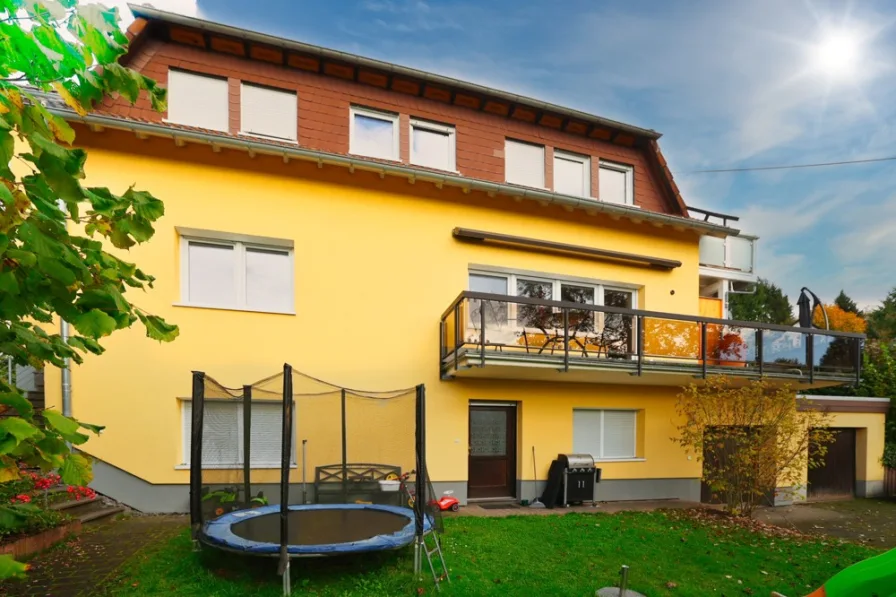 Hausansicht - Haus kaufen in Kadenbach - Großzügiges Mehrgenerationenhaus mit viel Platz und toller Aussicht in den Westerwald