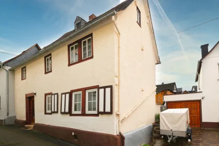 Hausansicht  - Haus kaufen in Filsen - Gemütliches Einfamilienhaus mit Garten in Filsen im schönen Mittelrheintal