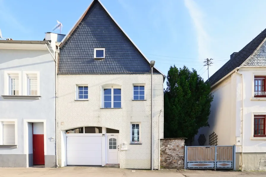 Hausansicht  - Haus kaufen in Lahnstein - Charmantes Stadthaus mit Garage und großer Loggia in zentraler Innenstadtlage in Niederlahnstein