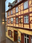 Ausblick auf das historische Wirtshaus an der Lahn