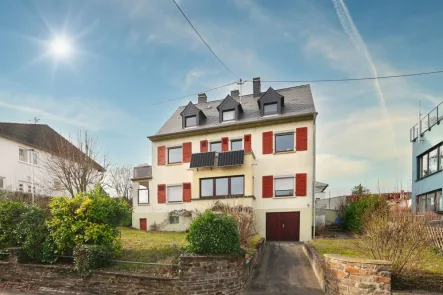 Hausansicht - Haus kaufen in Koblenz - Flexibel nutzbares Wohnhaus in beliebter Wohnlage von Koblenz - Karthause mit tollem Garten und Garagen.