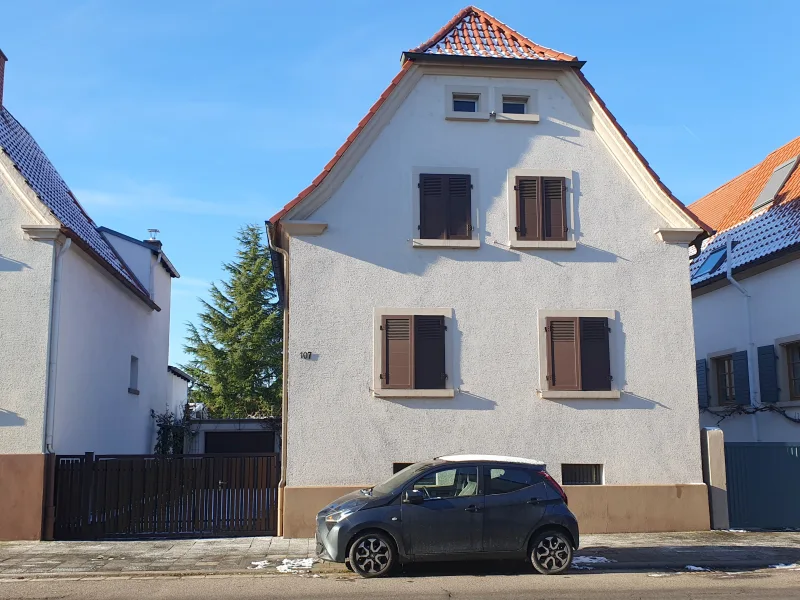 Hausansicht Straßenseite - Haus kaufen in Offenbach - Einfamilienhaus mit Anbau, Garage und Garten, renovierungsbedürftig