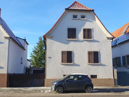 Hausansicht Straßenseite - Haus kaufen in Offenbach - Einfamilienhaus mit Anbau, Garage und Garten, renovierungsbedürftig