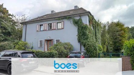 Hausansicht - Haus kaufen in Langenfeld - MEHRFAMILIENHAUS MIT VIEL PLATZ UND GROßEM GRUNDSTÜCK ZUR SANIERUNG !!!