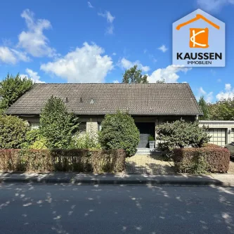 Hausansicht - Haus kaufen in Eschweiler - Freistehendes EFH (Wohnen auf einer Ebene) mit Doppelgarage und Garten in zentrumsnaher Lage