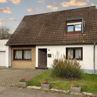 Hausansicht - Haus kaufen in Eschweiler - Einfamilienhaus mit Garage und Garten in ruhiger Wohnlage von Eschweiler Nähe Stadtwald