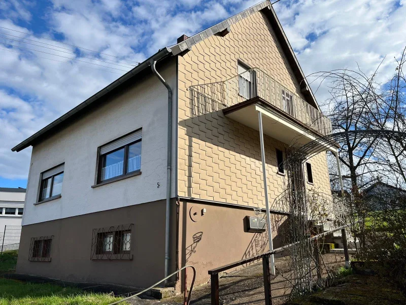 Front mit seitlichem Eingang - Haus kaufen in Lebach - Eidenborn - EIDENBORN : 1 - 2 Familienhaus mit 1270 m² GRUNDSTÜCK ( incl. Bauplatz ) in absolut RUHIGER Lage !