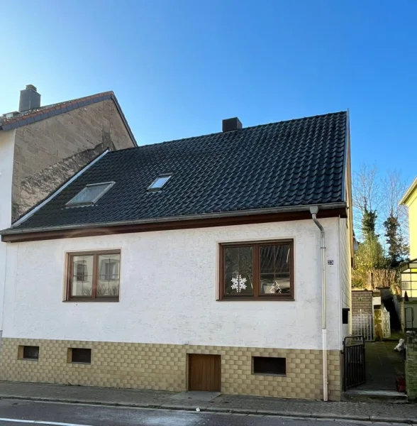 Front - Haus kaufen in Sankt Ingbert - ST. INGBERT : Solides Haus in RUHIGER und bevorzugter WALDRANDNÄHE ! 