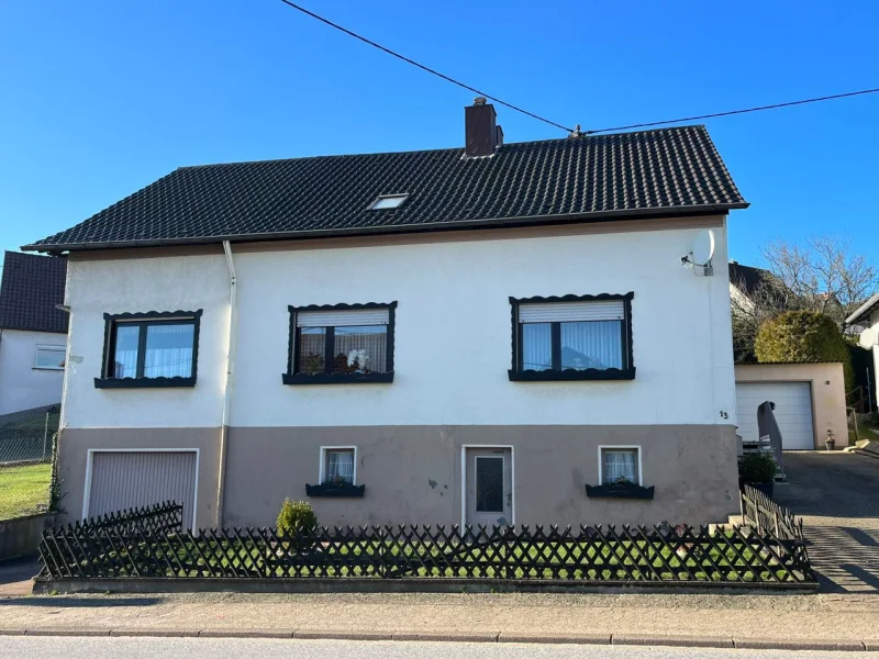 Front - Haus kaufen in Lebach - DÖRSDORF : SOLIDE und GEPFLEGT mit familienfreundlichem GRUNDRISS !  