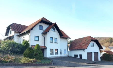 Seitenansicht - Haus kaufen in Hoppstädten-Weiersbach - HOPPSTÄDTEN - WEIERSBACH : Hochwertiges ANWESEN mit Einliegerwohnung in BEVORZUGTER Wohnlage ! 