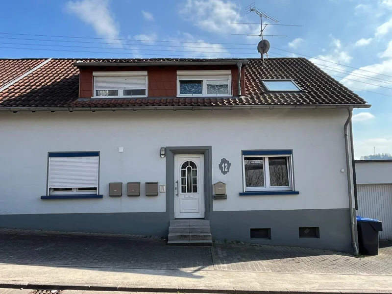 Front - Haus kaufen in Lebach - LEBACH : 2014 modernisiertes 4 - Familienhaus für KAPITALANLEGER in guter WOHNLAGE !  