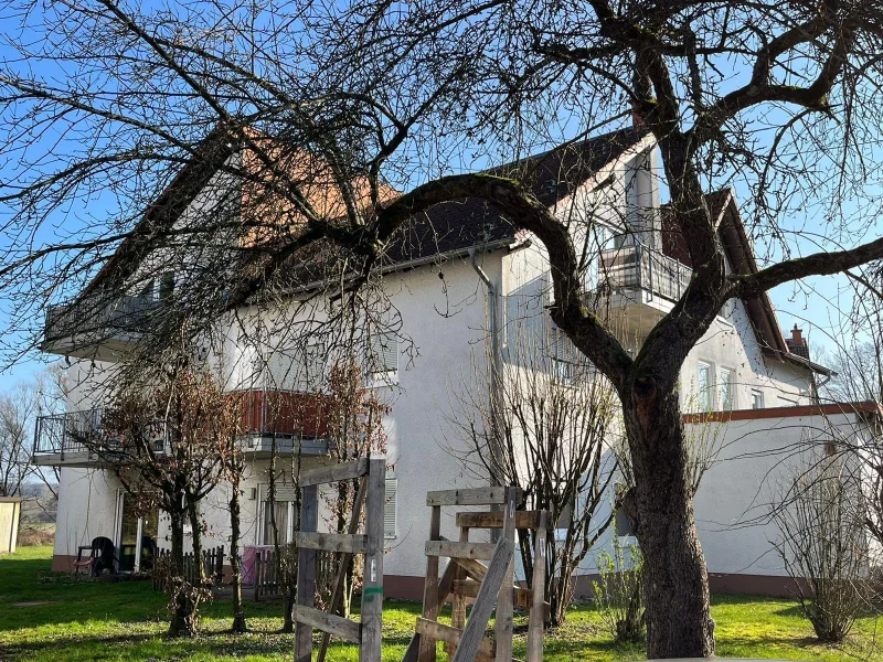 Seitenansicht ( Terrasse links ist die Wohnung )