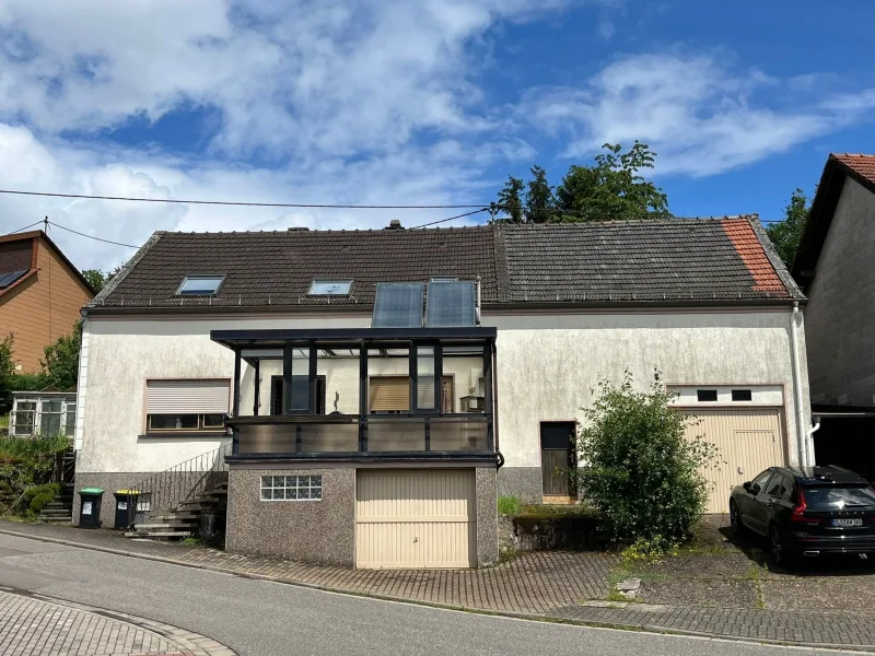 Front - Haus kaufen in Tholey - SCHEUERN : Gute RAUMAUFTEILUNG mit 2 GARAGEN und 1124 m² GRUNDSTÜCK !  