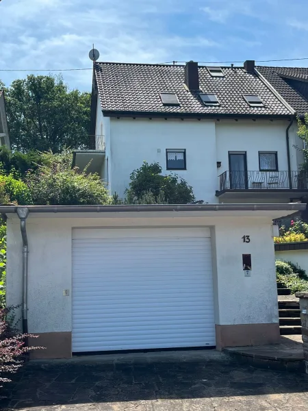 Front mit einer Garage