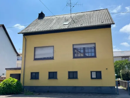 Front - Haus kaufen in Merchweiler - MERCHWEILER : Solides Einfamilienhaus mit GARAGE und pflegeleichtem GARTEN !