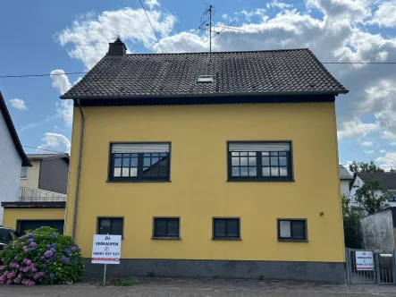 Front mit Garage - Haus kaufen in Merchweiler - MERCHWEILER : Solides Einfamilienhaus mit GARAGE und pflegeleichtem GARTEN !