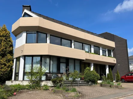 Aussenansicht - Wohnung mieten in Lebach - DÖRSDORF : Repräsentative WOHNUNG ( 180 m² ) mit Schieferböden und großer DACHTERRASSE ! 