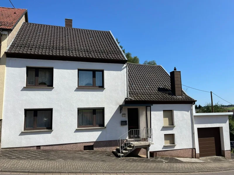 Front - Haus kaufen in Illingen - UCHTELFANGEN : SOLIDE , BEZAHLBAR mit GARAGE und tollem GRUNDSTÜCK !  