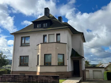 Front - Haus kaufen in Lebach - LEBACH : STILVOLLES Haus mit POTENTIAL, 4 GARAGEN und 1542 ² GRUNDSTÜCK !