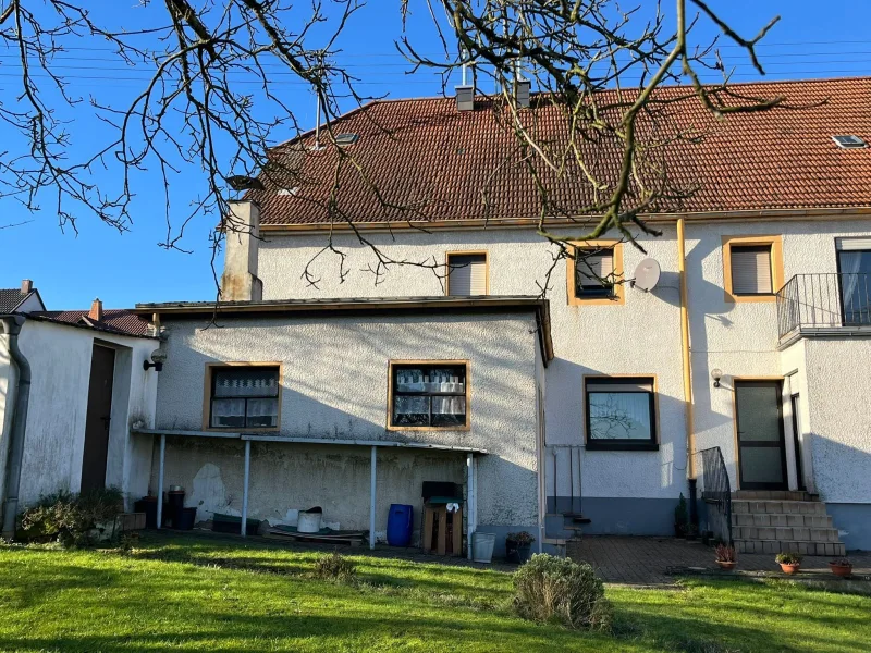 Rückansicht - Haus kaufen in Lebach - EIDENBORN : Ehem. BAUERNHAUS für = HANDWERKER = mit schönem Grundstück !