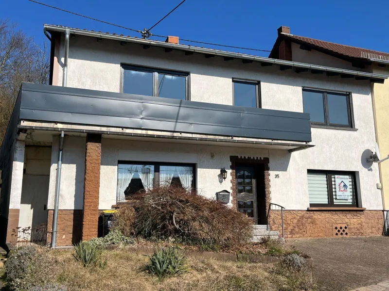 Front - Haus kaufen in Tholey - HASBORN : 1 - 2 Familienhaus mit viel PLATZ in ruhiger Lage !