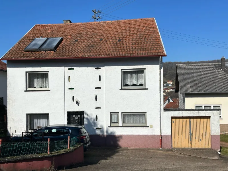 Front mit Garage - Haus kaufen in Schmelz - LIMBACH : RAUMWUNDER mit Potential in ruhiger Lage mit großem GRUNDSTÜCK ! 