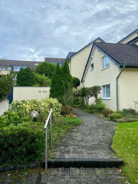 Zugang zum Haus - Wohnung kaufen in Leichlingen - Leichlingen, Zwei-Zimmer-Wohnung mit Balkon und PKW- Außenstellplatz