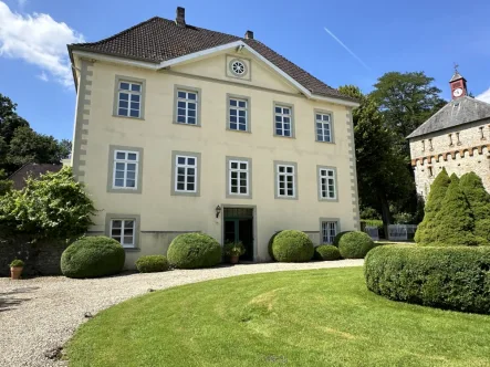 Ansicht Haupthaus - Wohnung mieten in Leopoldshöhe - Einzigartig Wohnen in malerischer Landschaft