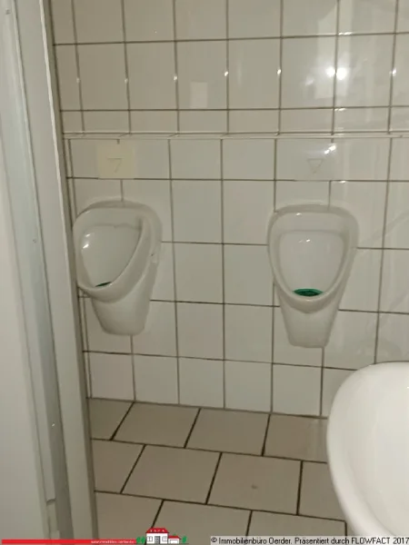 Herren=3 Urinale  2 WC