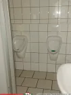 Herren=3 Urinale  2 WC