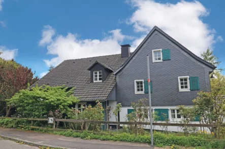 Frontansicht - Haus kaufen in Odenthal - Für Handwerkbegabte und Naturliebenden: Wunderschönes Anwesen mit großem Grundstück