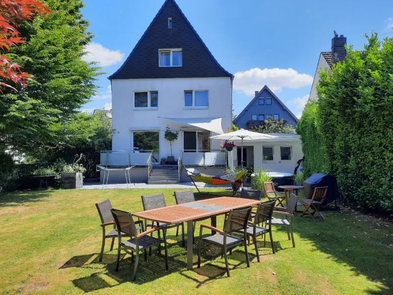 Rückansicht - Haus kaufen in Leverkusen - Familienfreundlich, großzügig, modern ausgestattet, großer Garten