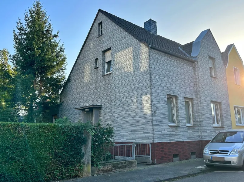 Hausansicht - Haus kaufen in Leverkusen - Bürrig: Bezahlbares einladendes Zuhause mit 6 Zimmern und kleinem Garten