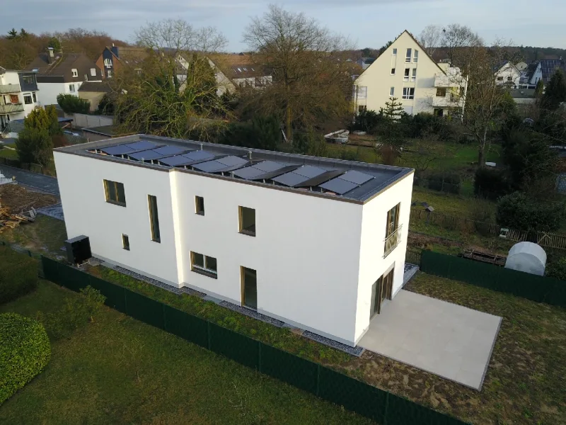 Hausansicht (Luftaufnahme) - Haus kaufen in Leverkusen - Neubau in Schlebusch: Freist. Architektenhaus, Wärmepumpe, Photovoltaik mit Batteriespeicher uvm.