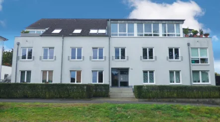 Hausansicht - Wohnung mieten in Köln - Gemütliche 3-Zimmer-Erdgeschoss-Wohnung mit Einbauküche und kleinem Garten!